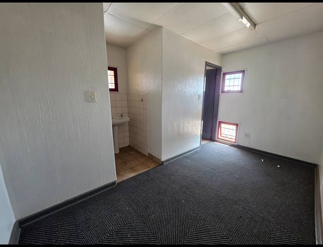 240M² WAREHOUSE TO LET IN DRIEHOEK